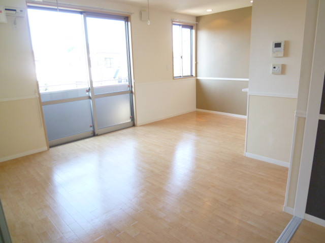 Living and room. The heart also has been bright and sunny living room.