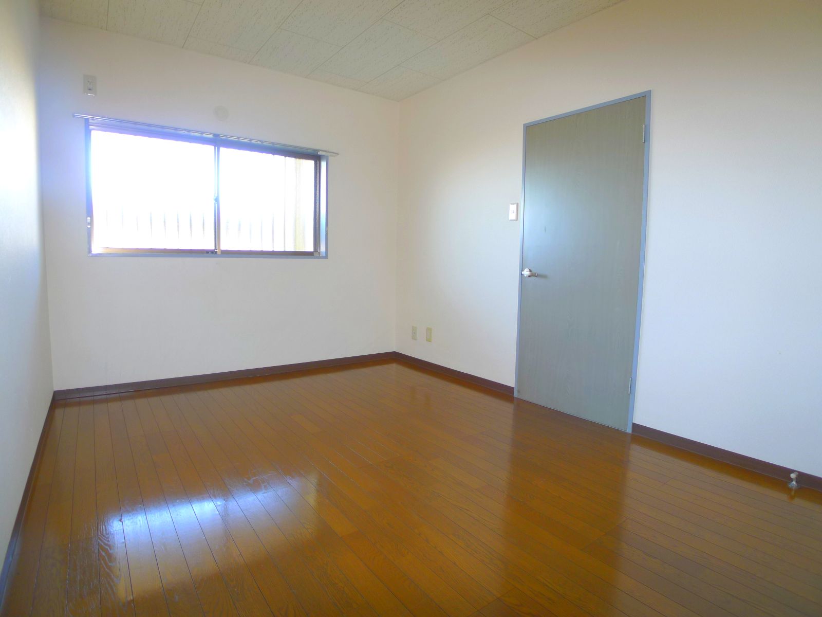 Living and room. Western-style 5.8 Pledge