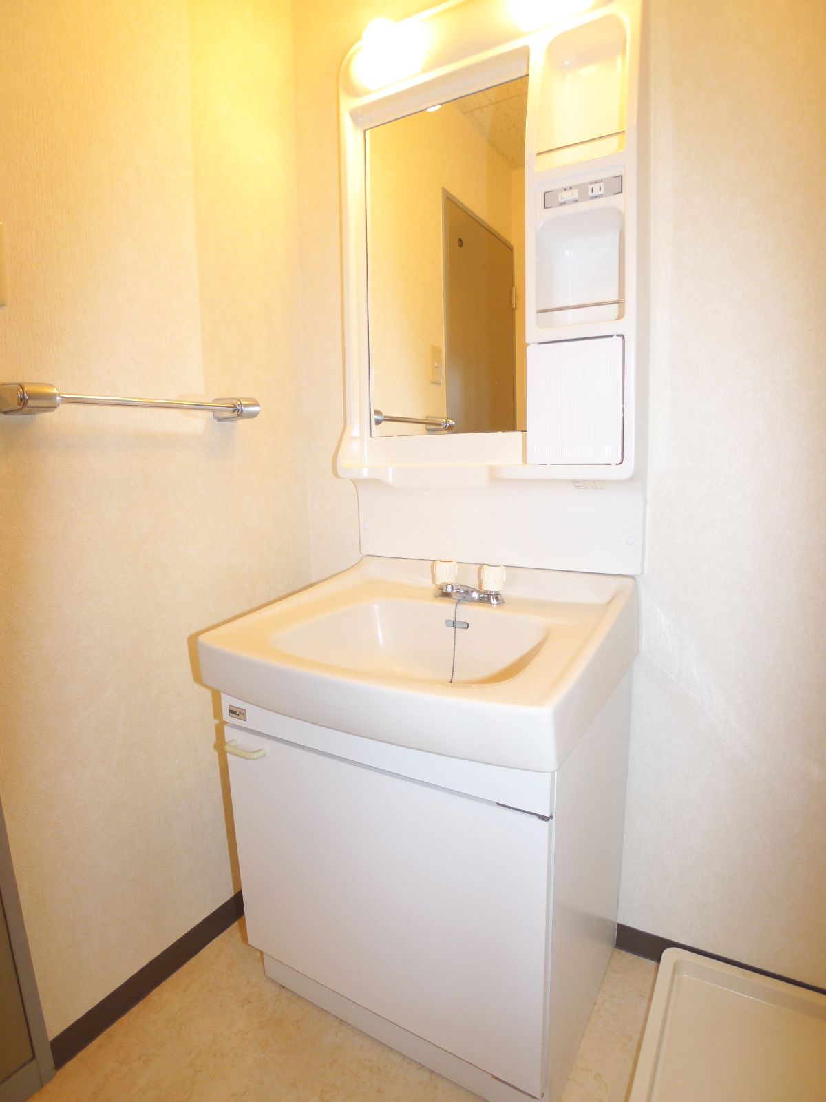 Washroom. Independent wash basin