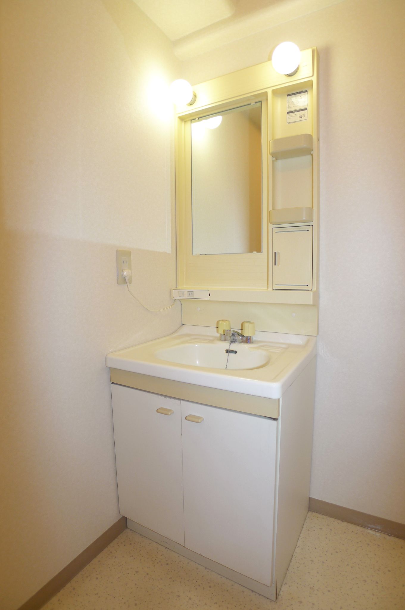 Washroom. Independent wash basin