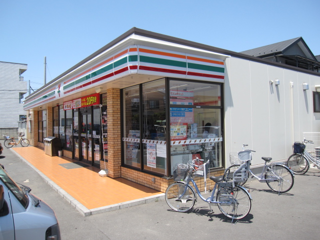 Convenience store. 300m to Seven-Eleven (convenience store)