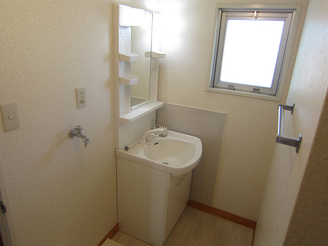 Washroom. Next door is the washing machine Storage