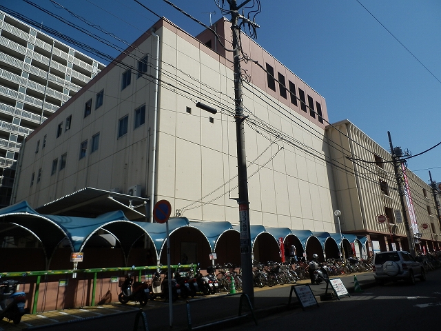 Shopping centre. 390m to Daiei (shopping center)