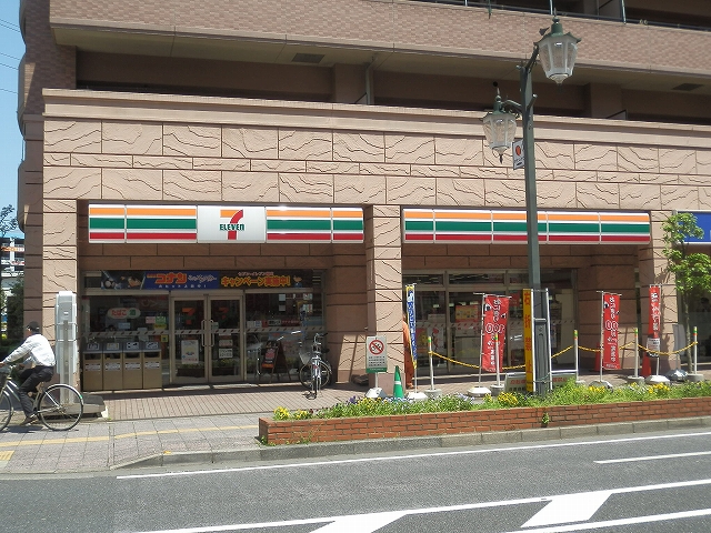 Convenience store. 700m to Seven-Eleven (convenience store)