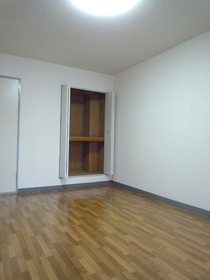 Living and room. Western-style 7 Pledge