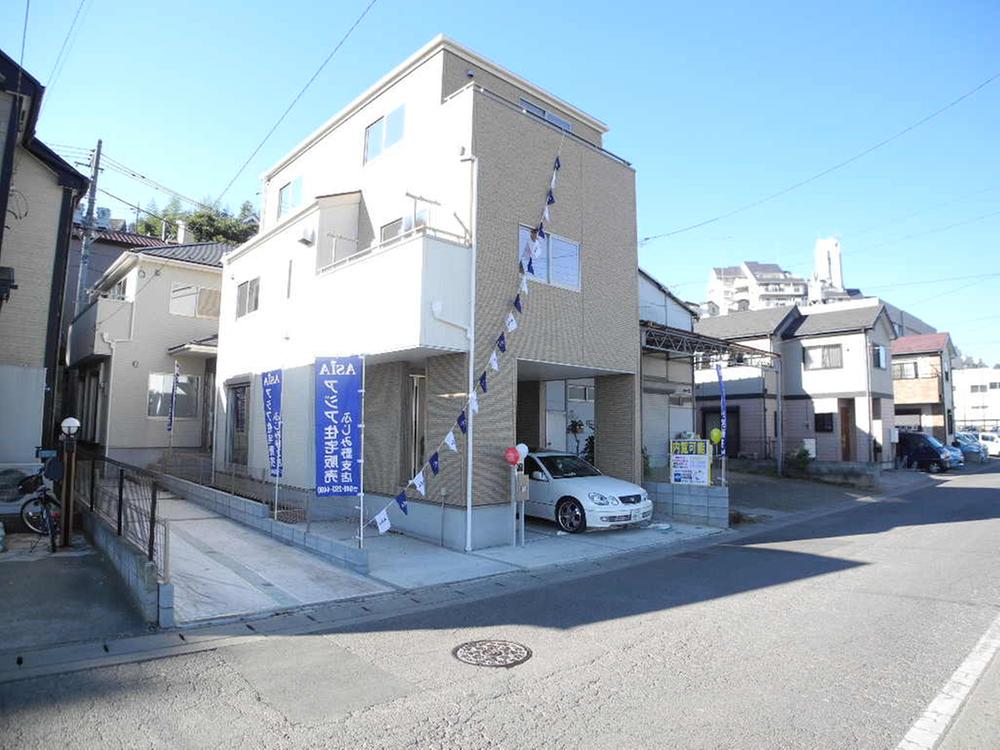 Local photos, including front road. Local (12 May 2013) Shooting