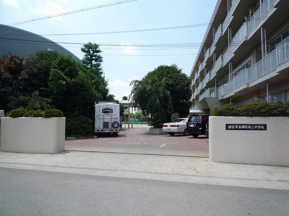 Junior high school. 850m to the third junior high school