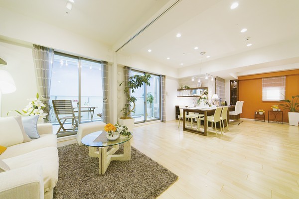 Living spread wide in the south ・ Dining (LD) is, Sunshine flooded open feeling full. Clean and safe "TES hot water floor heating" also adopted