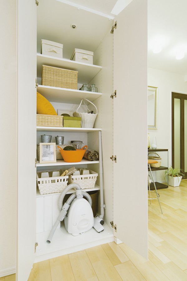 Installing the input certain ones of depth also in the living room. Convenient storage, such as a cleaning tool and accessories