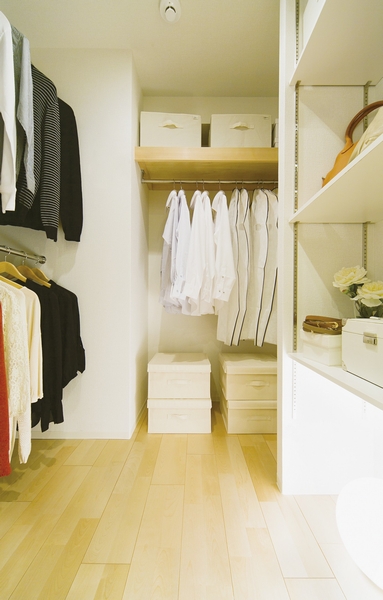 About 2.3 tatami large size of the "Super walk-in closet (SWIC)" is installed hanger pipe and a movable shelf of the two-stage