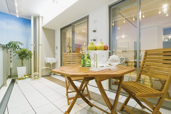 To the south-facing balcony, With a convenient slop sink in gardening and cleaning