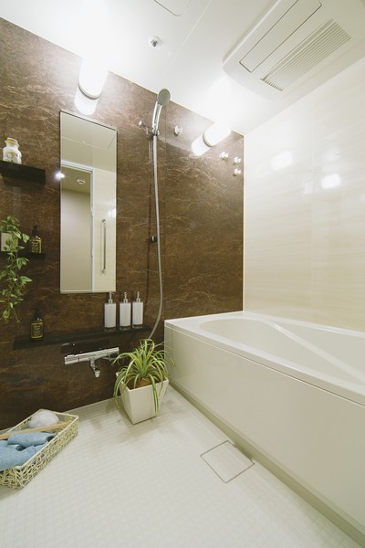 Directions to the model room (a word from the person in charge)