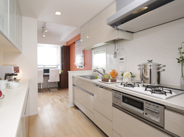 Kitchen.  [kitchen] Functional water around that made a woman's point of view. (Interior amenities of the web is those obtained by photographing the model room A type, Paid option ・ Menu plan (free of charge ・ Application deadline have) are included)