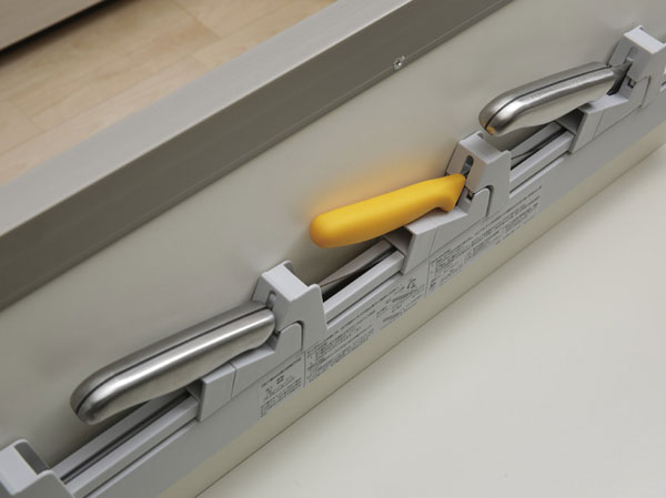 Kitchen.  [Child Lock knife feed] Equipped with a child lock to prevent the risk of accidents.