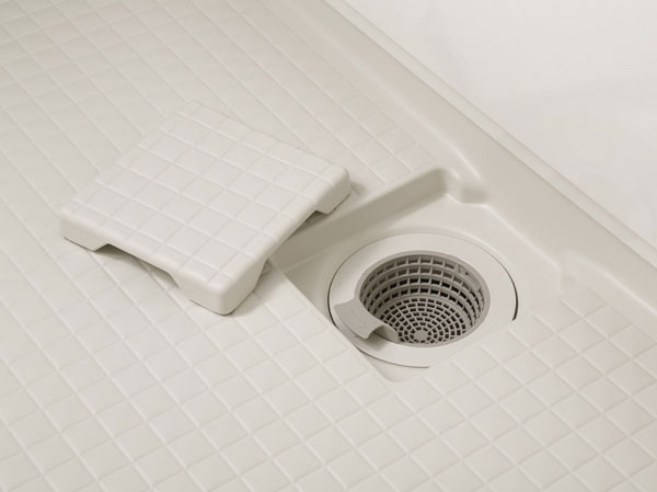 Bathing-wash room.  [Kururin poi drainage port] To generate a vortex in the drain trap by using the remaining water in the bathtub, Collectively the dirt of the drain outlet by the force of the vortex.