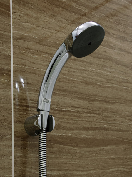Bathing-wash room.  [Water-saving shower head] Eco-full shower that achieves about 35% compared with the company's conventional shower water-saving.  ※ Trial calculation conditions: hot-water supply amount in the "criteria of judgment of the owner of the building owners, and the like, and specific buildings on the Rational Use of Energy" (Tokyo 4-person households ・ Calculated on the basis of the house) of floor area 120 sq m [comparative product] Thermo faucet + shower head (the optimum flow rate 10L / Minute), "the owner of the judgment of the criteria of the building main, and the like, and specific buildings on the rational use of energy" [quote source], "Reference of the housing business owner of judgment" and the house standards