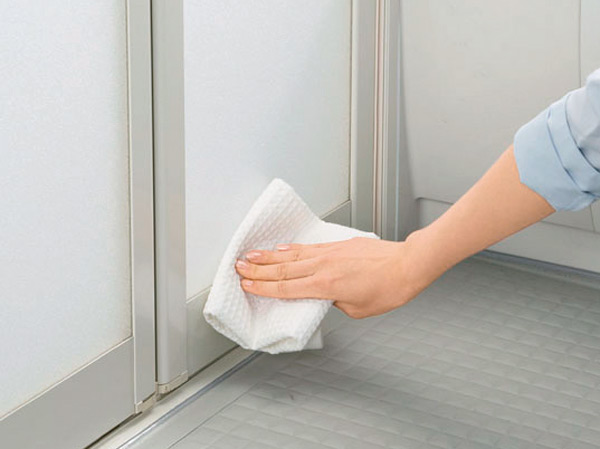 Bathing-wash room.  [Kireidoa] Bathroom door, Eliminating the rubber packing of conspicuous bathroom side of the mold, Installed easily accumulate the bottom of the louvers of dirt on the vertical. It has achieved a simple care.