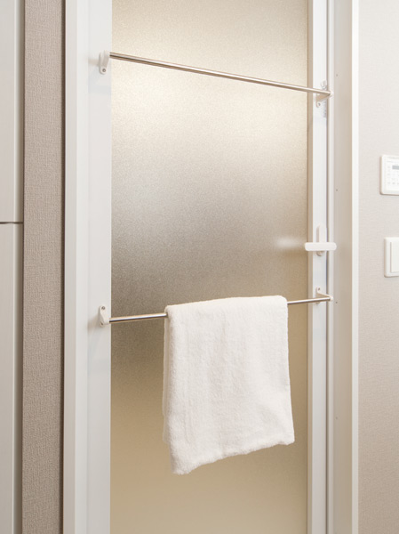 Bathing-wash room.  [Towel bar (2)] A bar to dry the bath towel and bath mat after use were installed two.