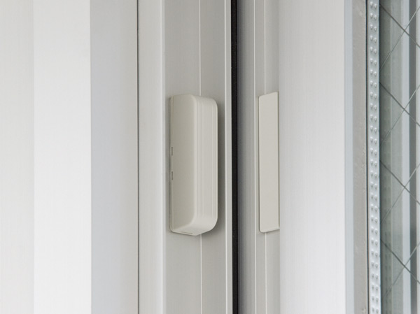 Security.  [Security sensors (magnet sensor)] Set up a crime prevention sensor is on the first floor and a window to the roof dwelling unit surface lattice of the balcony does not stick. It sounds an alarm and to sense an abnormal abnormal signal to the management office will be calling.