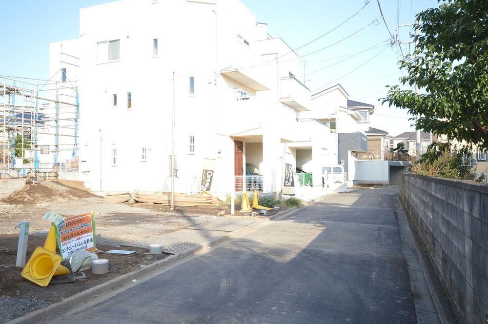 Local photos, including front road. Local (11 May 2012) shooting