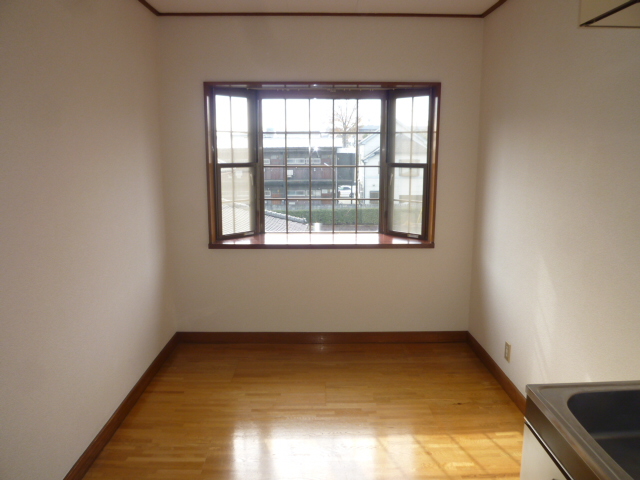 Other room space. Is the image of the other room.