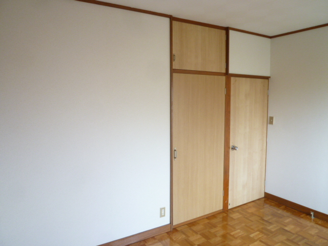 Other room space. Is the image of the other room.