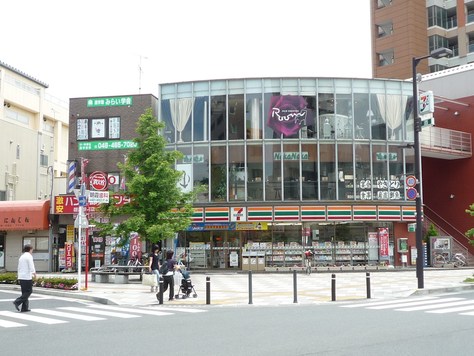 Convenience store. 300m to Seven-Eleven (convenience store)