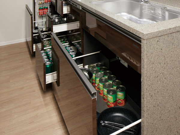 Kitchen.  [All slide storage] Wide open, It is likely to take out those in, Slide storage of large capacity.