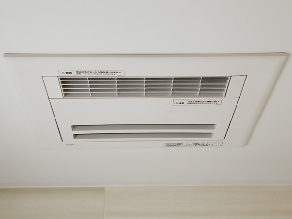 Bathing-wash room.  [Bathroom ventilation heating dryer] Bathroom ventilation heating dryer in the laundry drying on a rainy day.