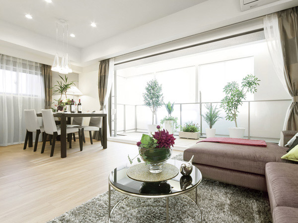 Buildings and facilities. Full of sense of openness living ・ dining. living ・ Dining is a wide space to spread on the balcony face full. Because it is a large opening quadruple sash, Very bright and airy. Taste is also feeling like balconies and open-air living room becomes an integral.  ※ Indoor photos all D5 type model room plan of posted below.  ※ Some options (paid ・ Including application deadline Yes)