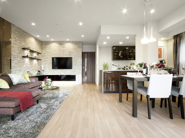 Surrounding environment. Living and easy-wide space that divides the dining. The kitchen has an open type, living ・ Also a sense of unity and dining. In the model room, By eliminating the neighboring Japanese-style You are exceptionally spacious space.