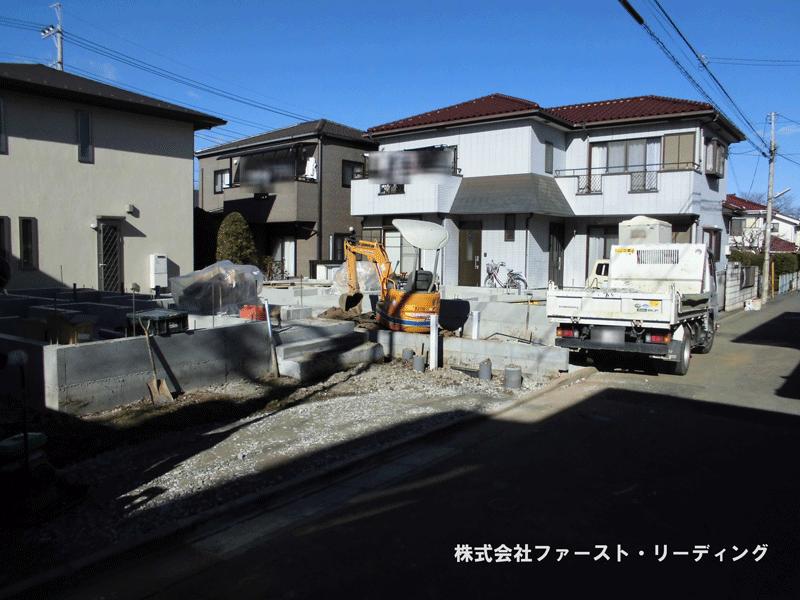 Local appearance photo. A quiet residential area Two car space Frontal road Local, including the southeast side 4.0m (12 May 16, 2013) Shooting