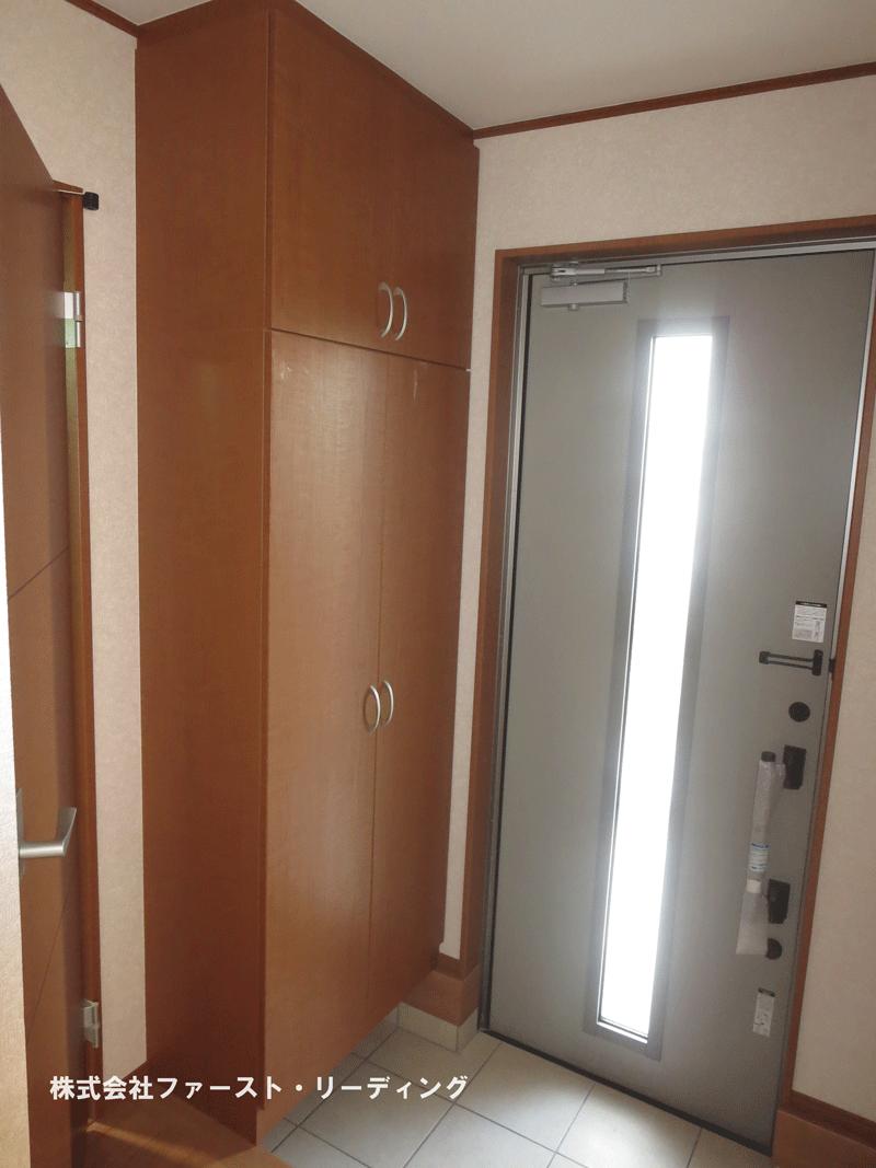 Entrance. Picking measures with the entrance door and front door storage (same specification equipment)