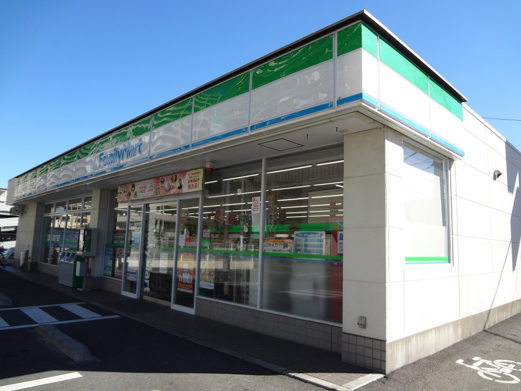 Convenience store. 900m to Family Mart (convenience store)