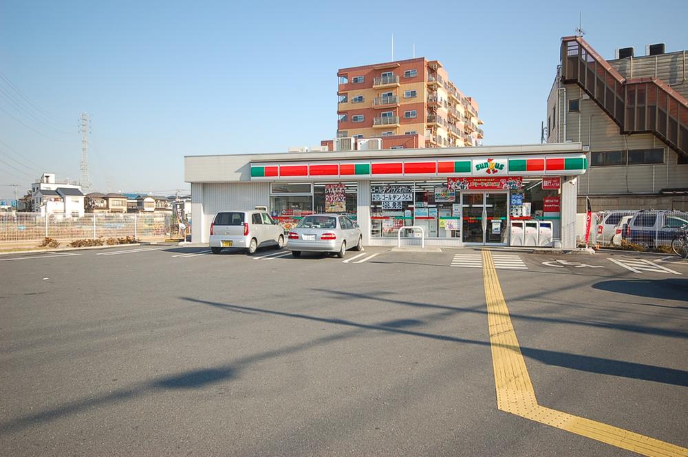 Convenience store. 350m until Thanksgiving