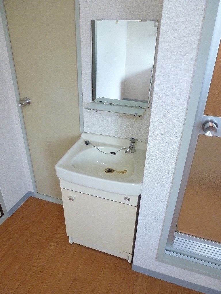 Washroom. Wash basin