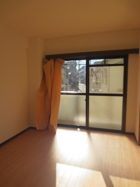 Living and room. Same property, Is another of the room.