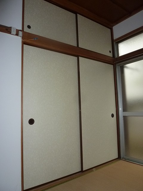 Receipt. Armoire There are upper closet