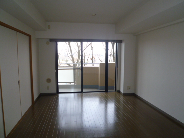 Living and room. Same property, Is another of the room.