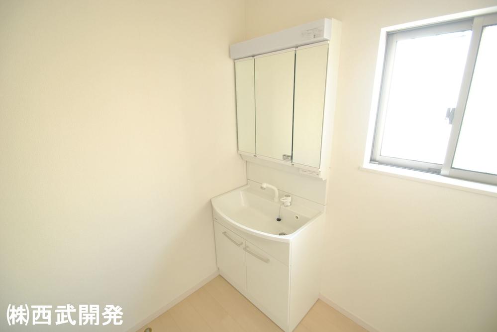 Wash basin, toilet. Indoor (11 May 2013) Shooting 5 Building