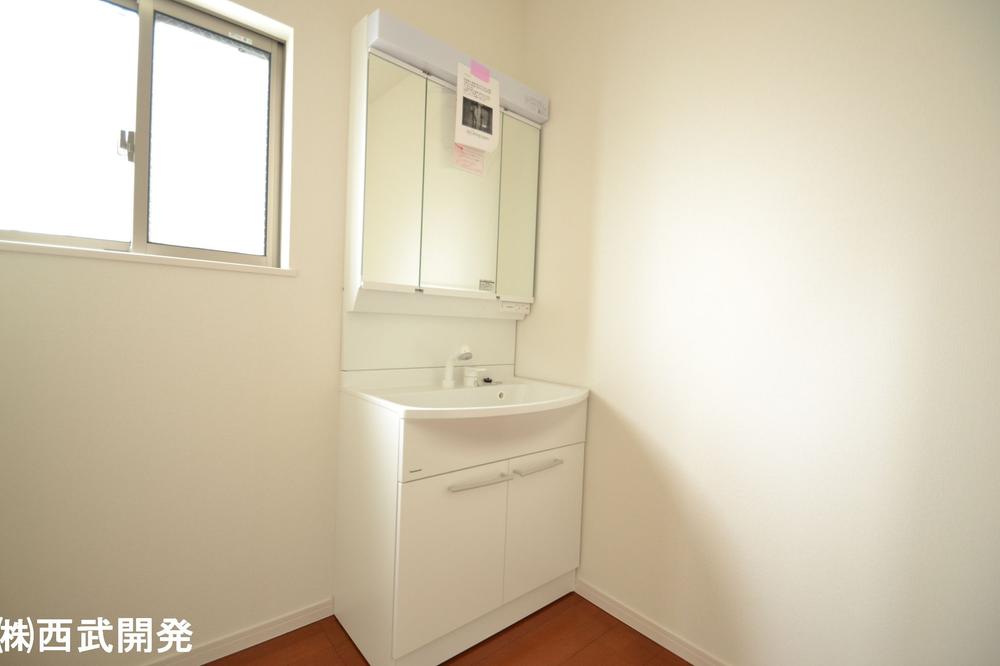 Wash basin, toilet. Indoor (11 May 2013) Shooting 11 Building