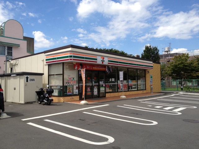 Convenience store. 600m to Seven-Eleven (convenience store)
