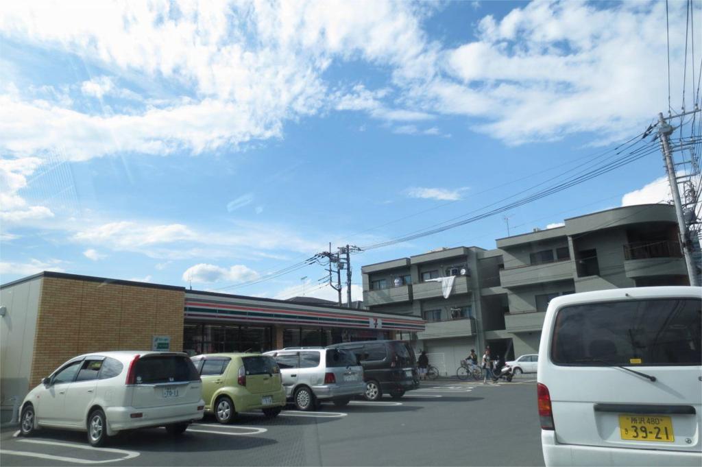 Convenience store. Seven-Eleven (convenience store) to 350m