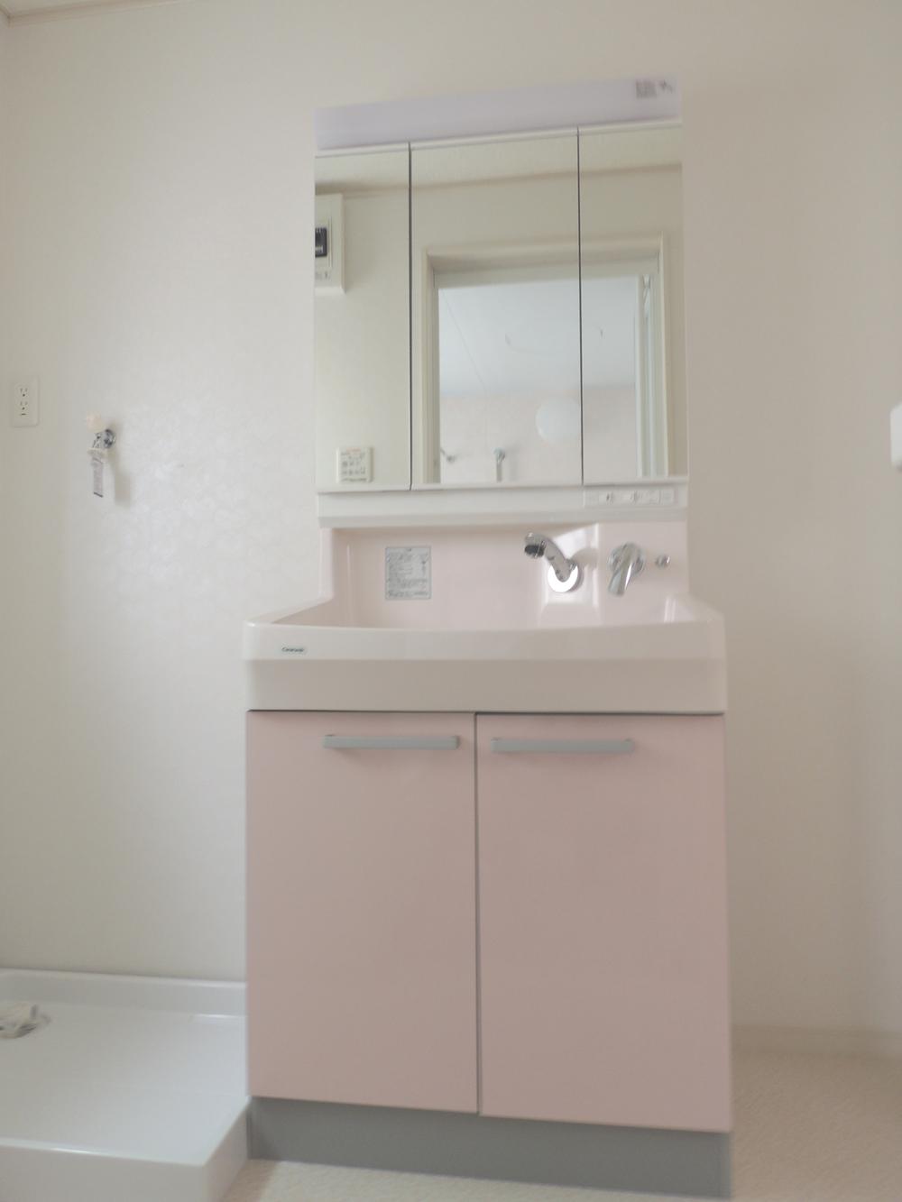 Wash basin, toilet. Interior