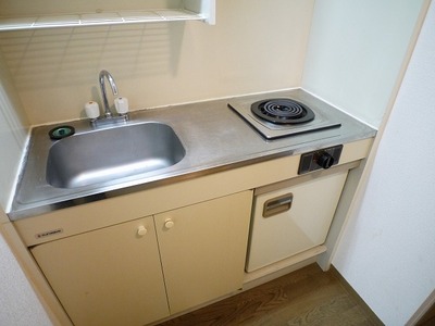 Kitchen. Bite electric stove, With a mini fridge.