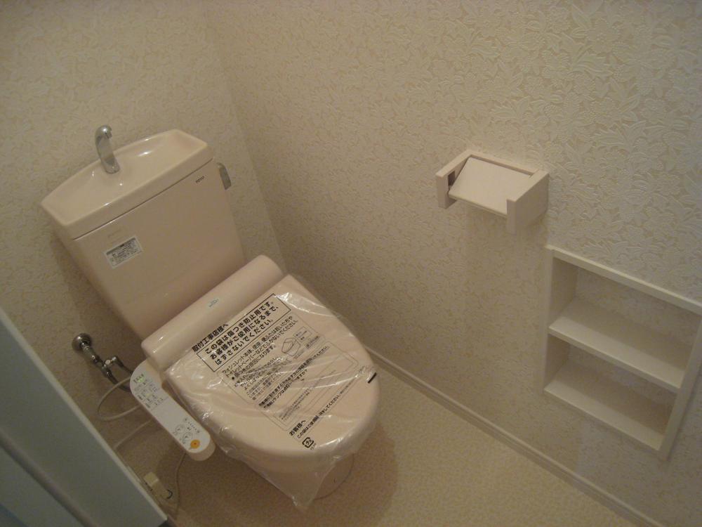 Toilet. Indoor (10 May 2013) Shooting