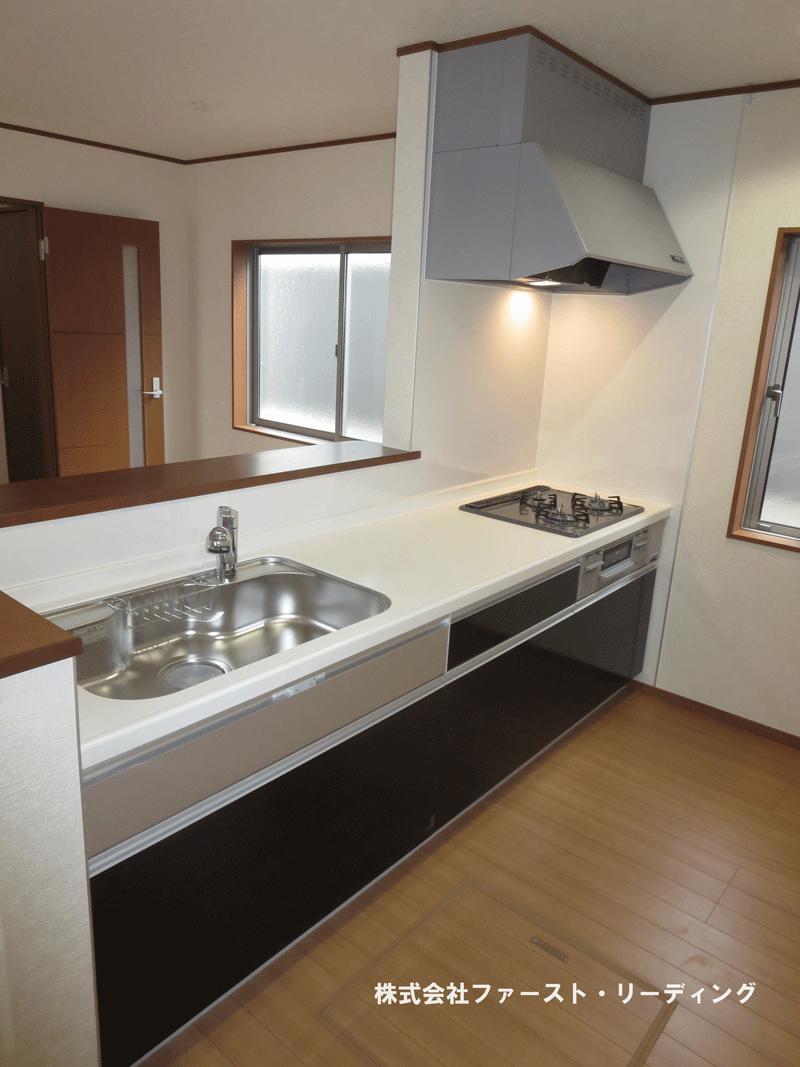 Kitchen.  [12 Building] Also clean production sink around because the water purifier integrated faucet! The back of the tableware is also taken out of easy to slide storage! (November 2013) Shooting