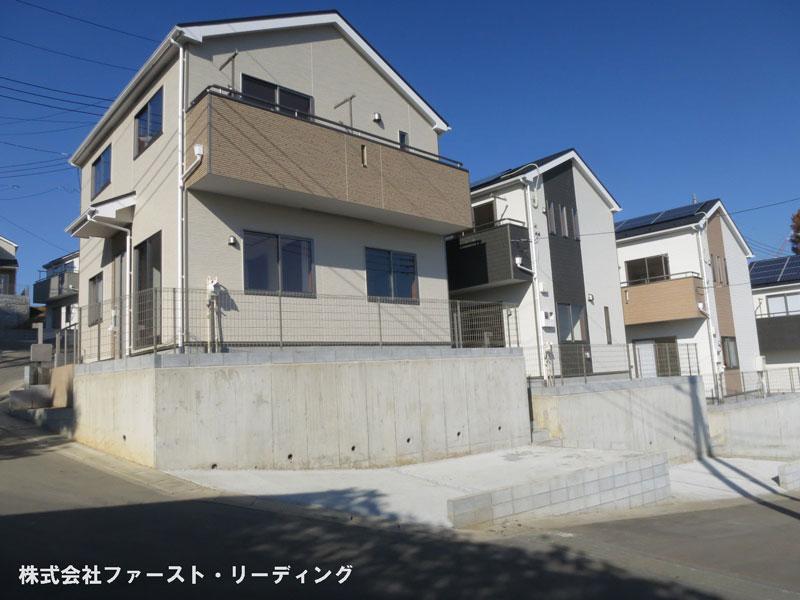 Local appearance photo. Car space one ~ Two Since the front road 6m, Car out is also safe! 1 Building ~ 4 Building appearance (December 6, 2013) Shooting