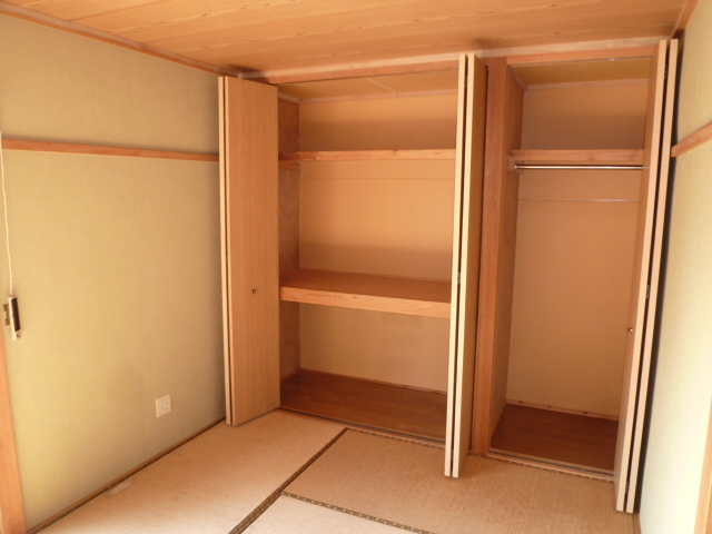 Receipt. Same property, It is a photograph of another room