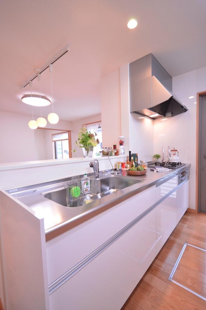 Kitchen. Goodness of the face-to-face kitchen, dining ・ That it is housework and work while taking the family and communication are in the living room. Also, Mato with a smooth housework flow line water around is concentrated is happy to busy Mrs..
